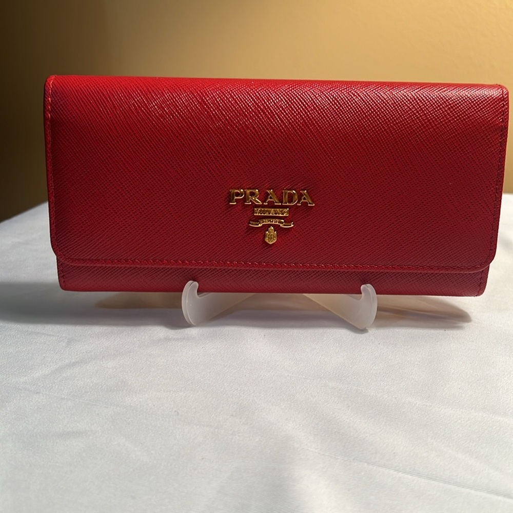 🔥 💯 Authentic Prada Wallet